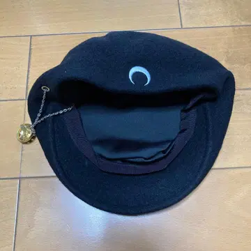 초승달 자수 들어간 베레모