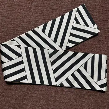 모노톤 스트라이프 기하학 패턴 반폭 오비