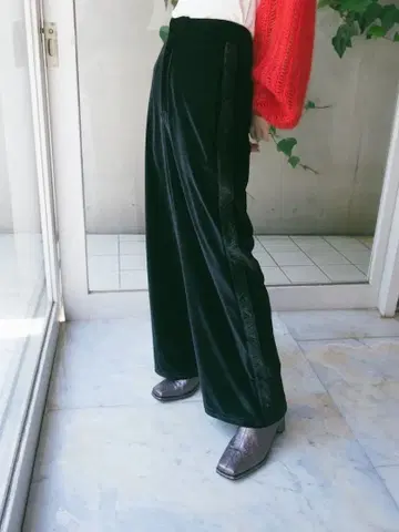 사하라 사이드 개더 라인 벨루어 팬츠