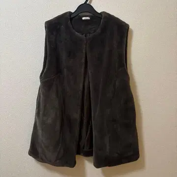 URBAN RESEARCH 다크 브라운 퍼 베스트