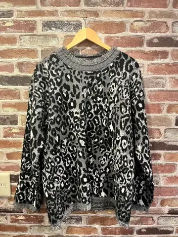 미사용 새상품 릴랙시 레오파드 니트 풀오버