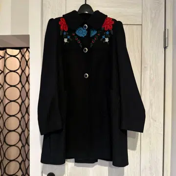 ZARA 블랙 꽃무늬 자수 코트