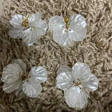화이트 꽃 모티브 귀걸이