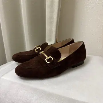 다크 브라운 스웨이드 로퍼 금장 장식 포함