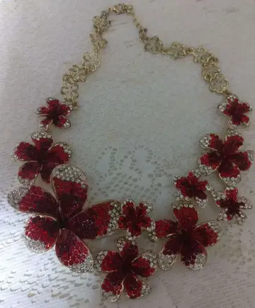 빨간색 목걸이 예쁘고 귀여워요