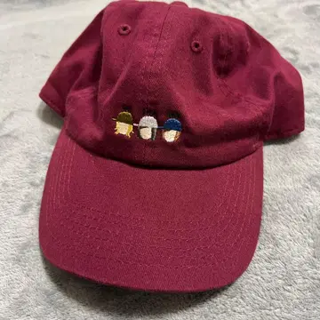 캡을 쓴 3명의 캡 버건디