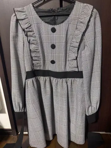 그레이 계열 체크 프릴 원피스