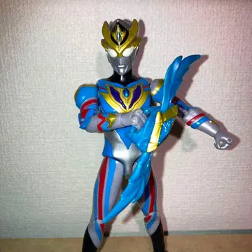 울트라맨 데커 다이나믹 타입 액션 피규어