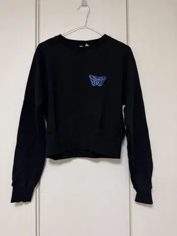 X-girl 나비 자수 크롭 맨투맨