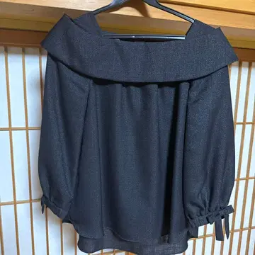 TO BE CHIC 다크 그레이 오프숄더 블라우스