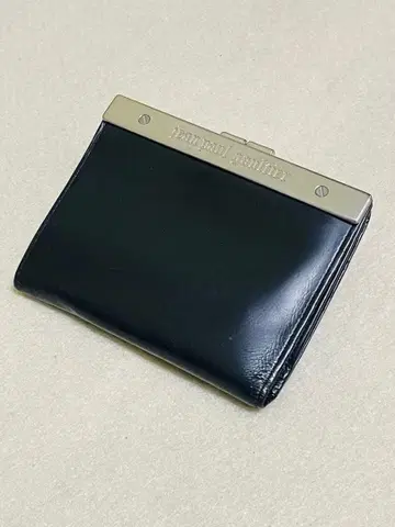 고티에 메탈 플레이트 지갑 블랙