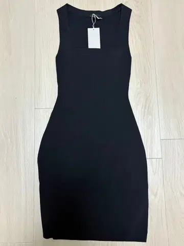 COS 블랙 슬리브리스 니트 원피스