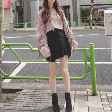 amerge. 소매 리본 개더 볼륨 맨투맨 상의