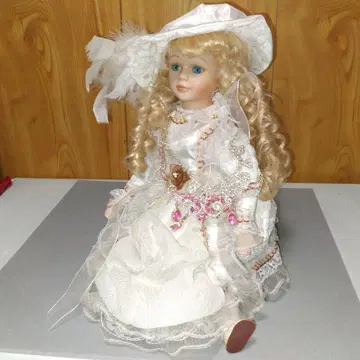 프랑스 인형 비즈 장식의 금발 인형