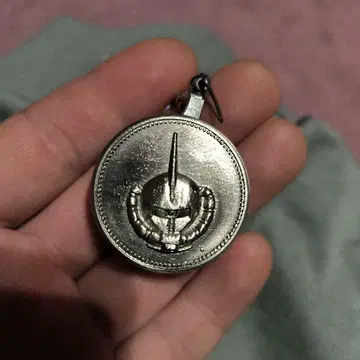 레어 은색 메달형 키링 헬멧 디자인