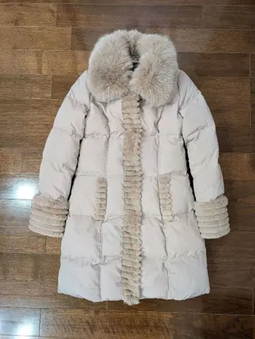 퍼 달린 베이지 다운 자켓