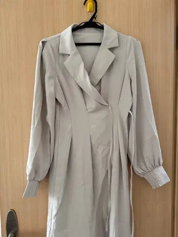 라이트 그레이 랩 스타일 블라우스