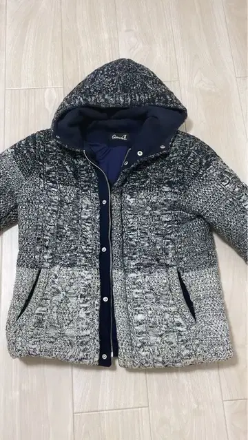 후드 부착 그레이 계열 다운 자켓