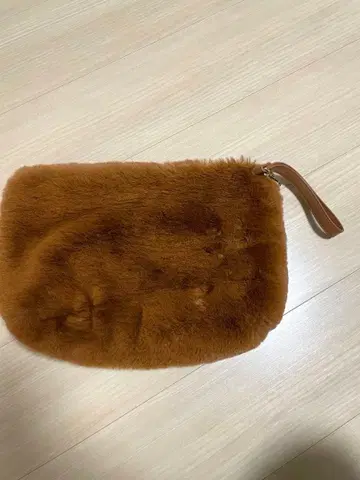 브라운 퍼 클러치백