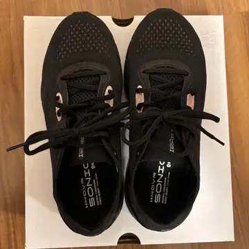 새상품급 UNDER ARMOUR 러닝화 24.0cm