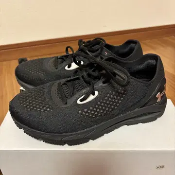 새상품급 UNDER ARMOUR 러닝화 24.0cm