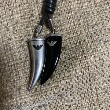 엠포리오 아르마니 송곳니 모양 목걸이