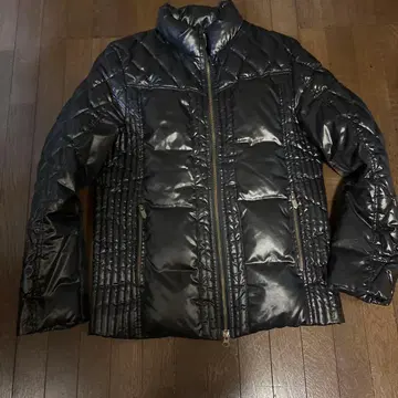 광택 마감의 블랙 다운 자켓