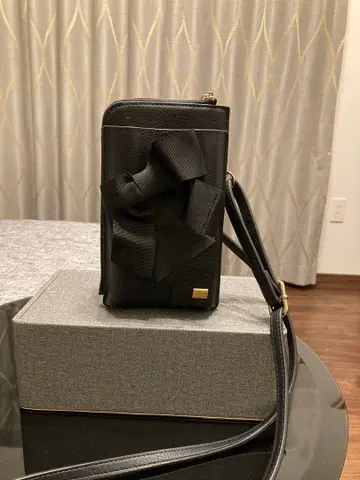 엠즈 그레이시 리본 포함 블랙 스마트폰 숄더백