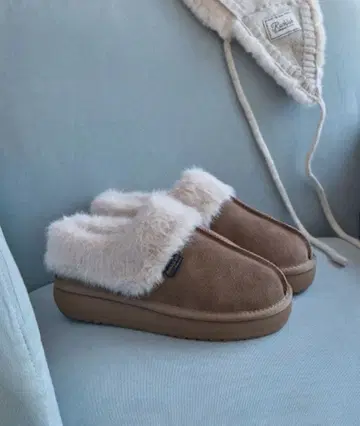 ROCKFISH WEATHERWEAR 브라운 스웨이드 퍼 슬리퍼