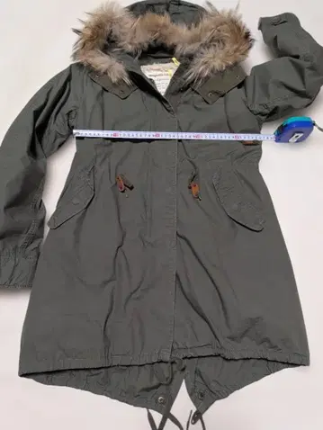 카키색 퍼 달린 밀리터리 자켓