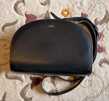 A.P.C 하프문 숄더백