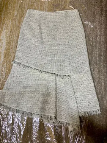 새상품급 어도어 트위드 화이트 스커트 36