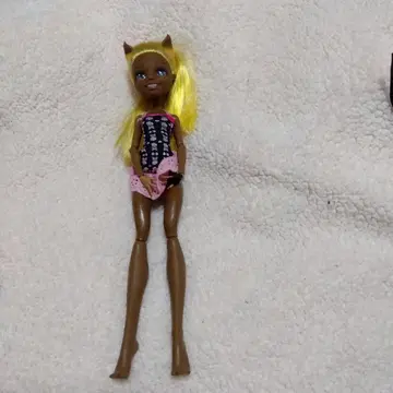 고양이 귀 달린 금발 인형 블랙과 핑크 드레스