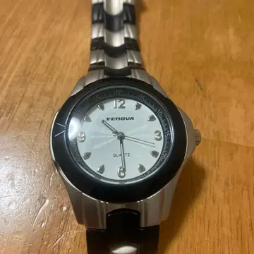 [ 새상품 배터리 ] ZENOVA 쿼츠 손목시계 실버/블랙