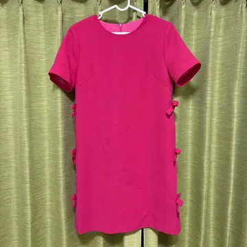 리본 포함 핑크 반팔 무릎 기장 원피스