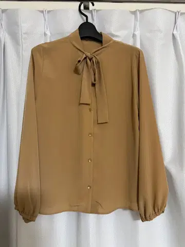 베이지 리본 포함 긴팔 블라우스