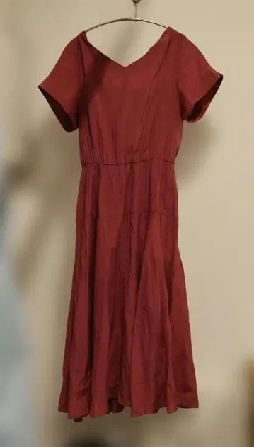 ANAYI 버건디 V넥 반팔 무릎 기장 원피스