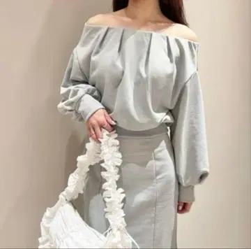 SNIDEL 오프숄더 턱 맨투맨 그레이