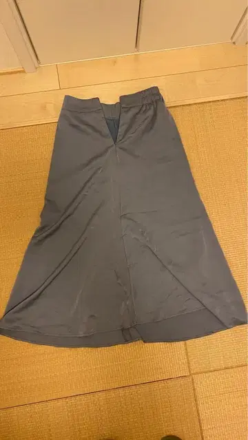 BLUE EAST 블루이스트 롱 기장 플레어 스커트 슬림 그레이