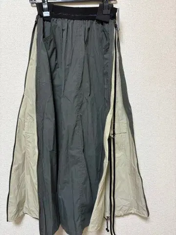 새상품 이번 시즌 완판템 라슈드 사이드 지퍼 라인 스커트 그린