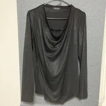 토네이도 마트 드레이프 넥 긴팔 티셔츠