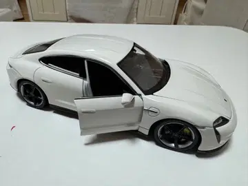 포르쉐 타이칸 터보 S 화이트 1/24