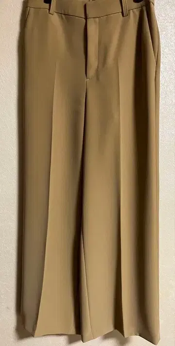 베이지 와이드 팬츠 앞뒤 포켓 부착