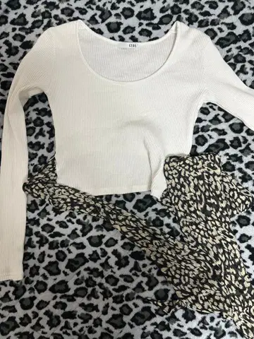 화이트 리브 긴팔 크롭 상의