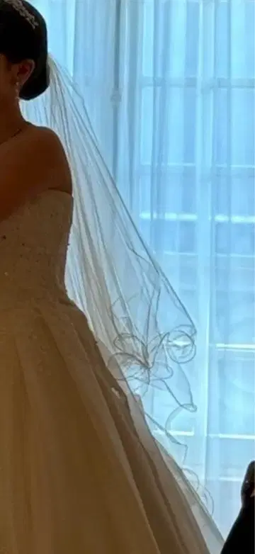 아루이즈 웨딩 With a white 멜로우 베일 숏