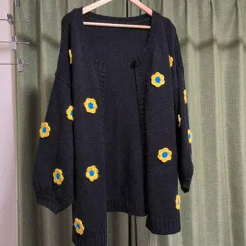 candy stripper 꽃 모티브 부착 블랙 니트