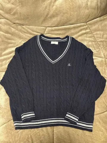 네이비 케이블 짜임 V넥 스웨터