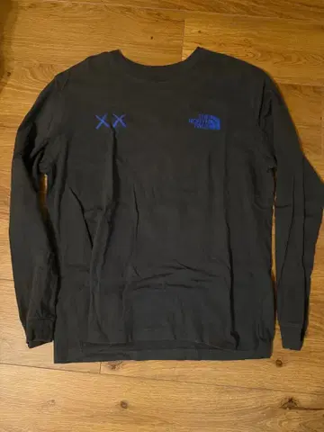 THE NORTH FACE KAWS 콜라보 긴팔 티셔츠 L 사이즈