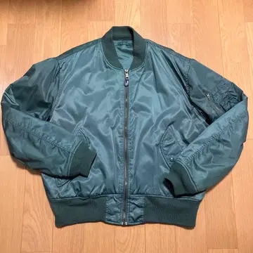 MA-1 자켓은 사진보다 조금 더 밝은 그린입니다.