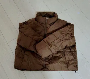 브라운 다운 자켓 드로스트 포함 숏